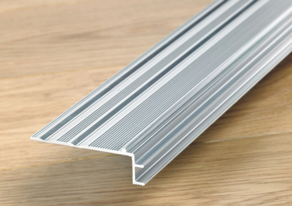 plinten Incizo aluminium voor trappen - Laminaat vloeren - Woodstep De specialist in houten vloeren